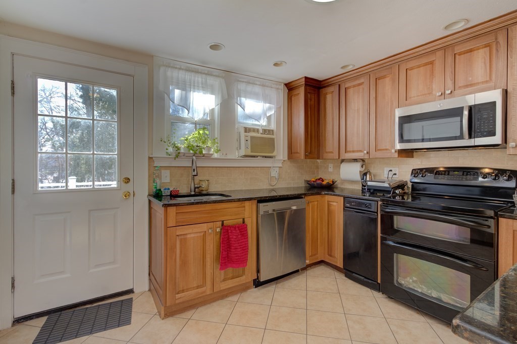 31 Roosevelt Road Newton, MA 02459 - Photo 5 of 39