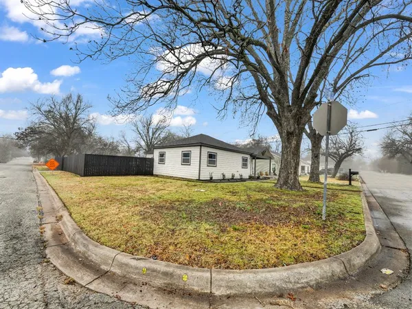 a view of a backyard