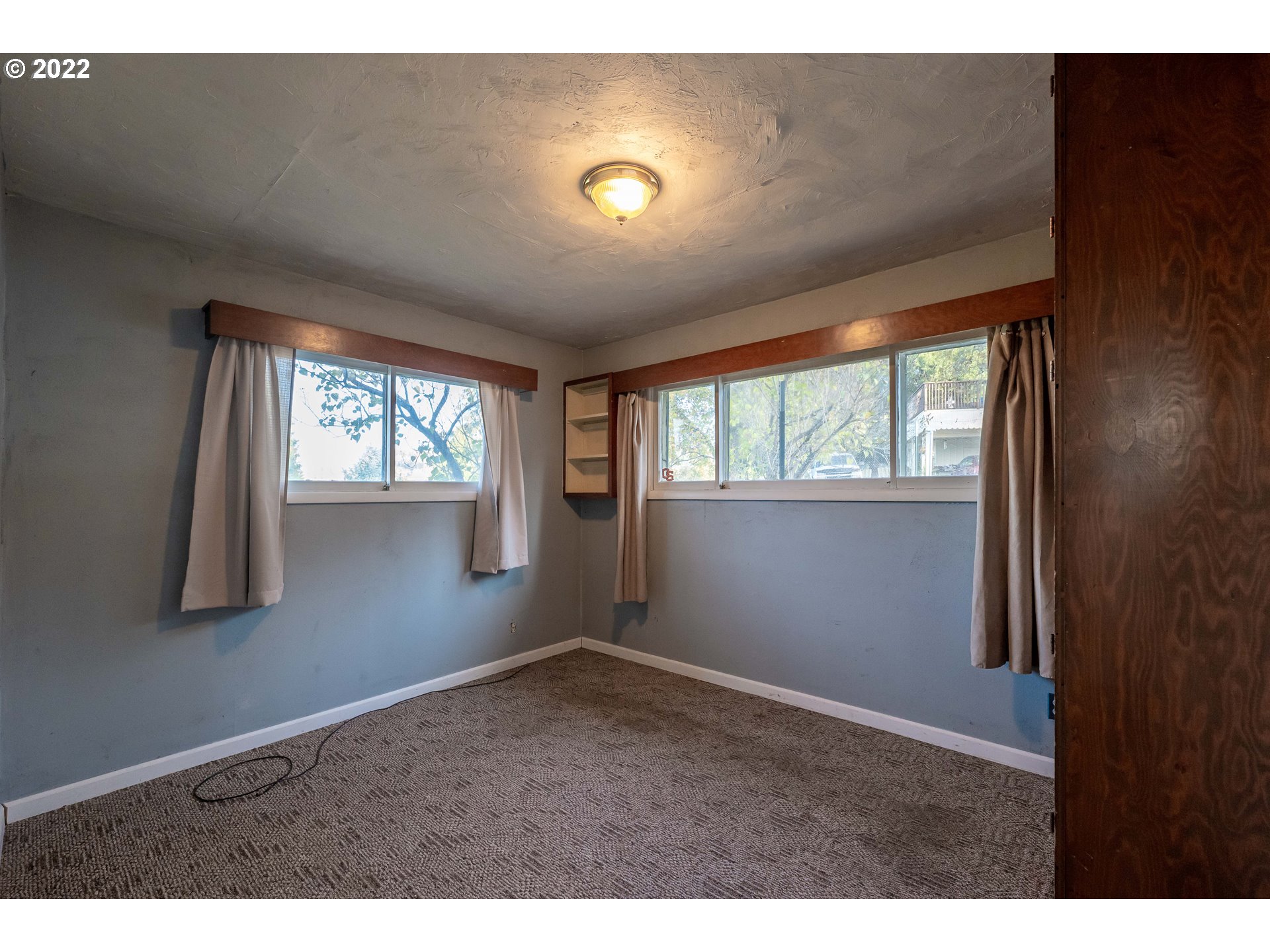 643 South State Street Sutherlin, OR 97479 - Photo 14 of 32 a view of empty room with window
