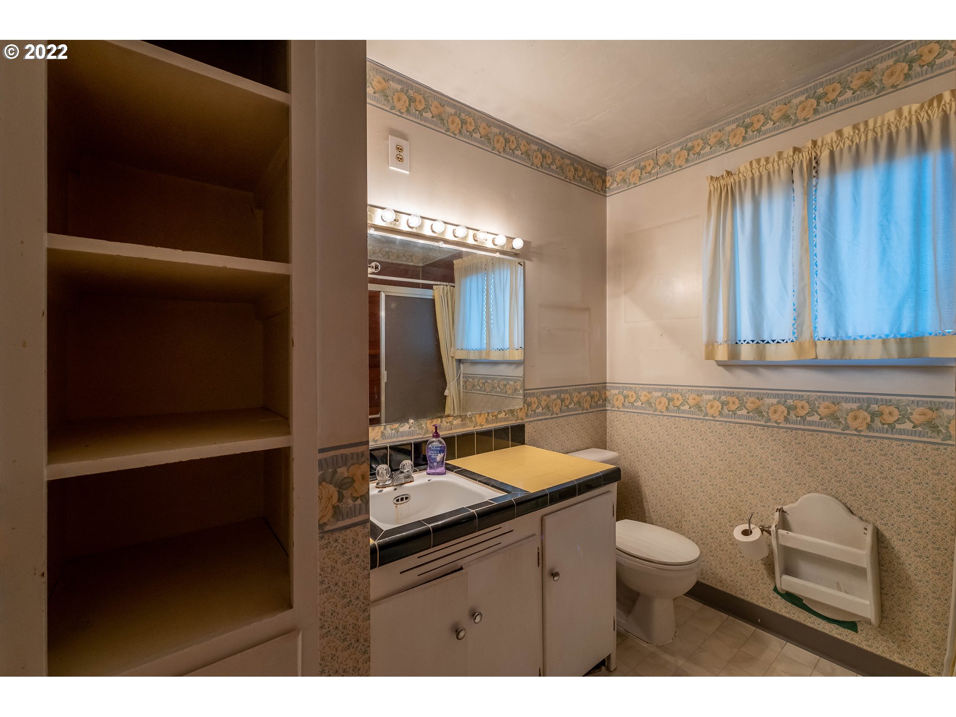 643 South State Street Sutherlin, OR 97479 - Photo 16 of 32 a bathroom with a sink a toilet and mirror