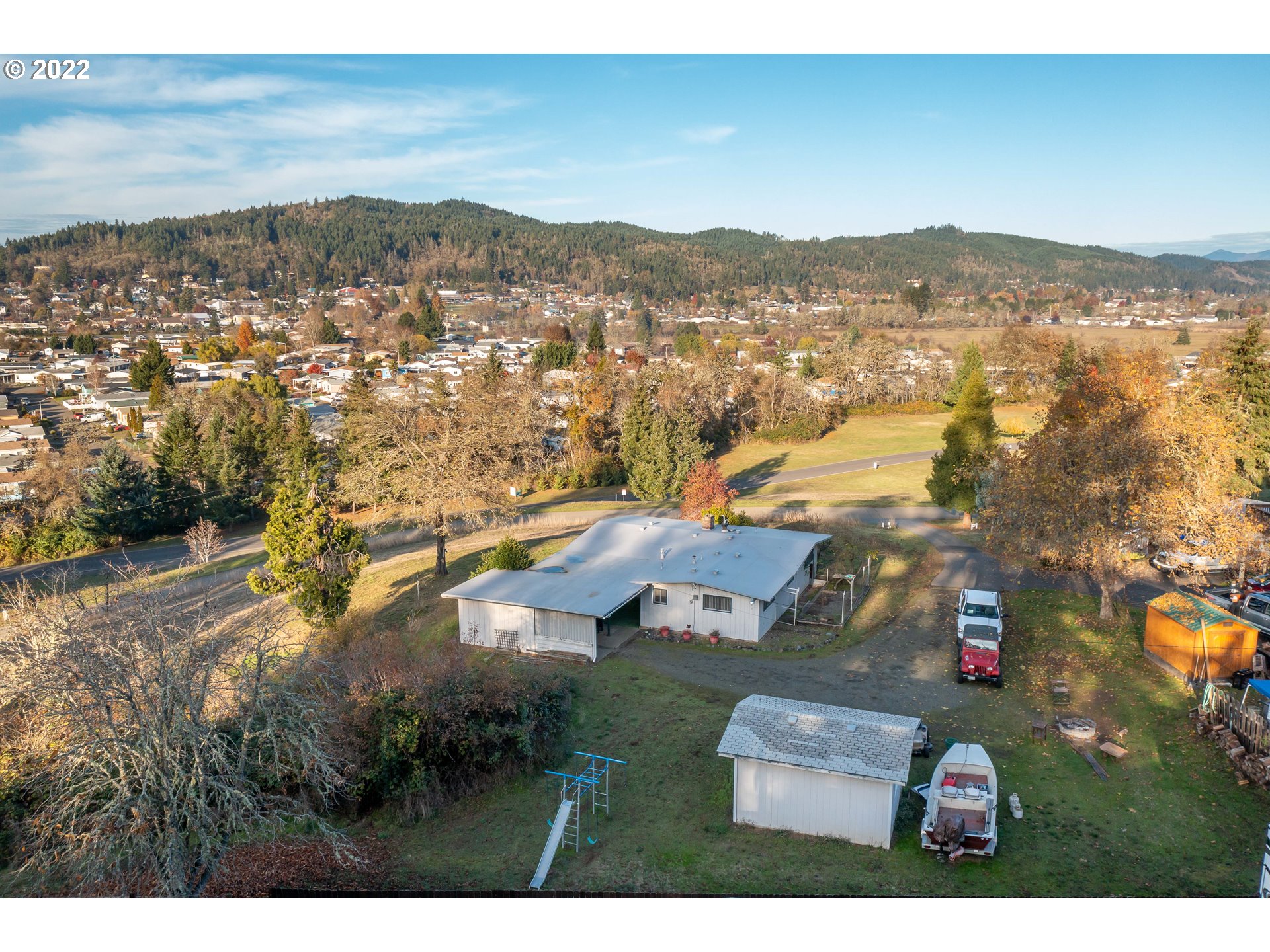 643 South State Street Sutherlin, OR 97479 - Photo 27 of 32 a view of city and mountain