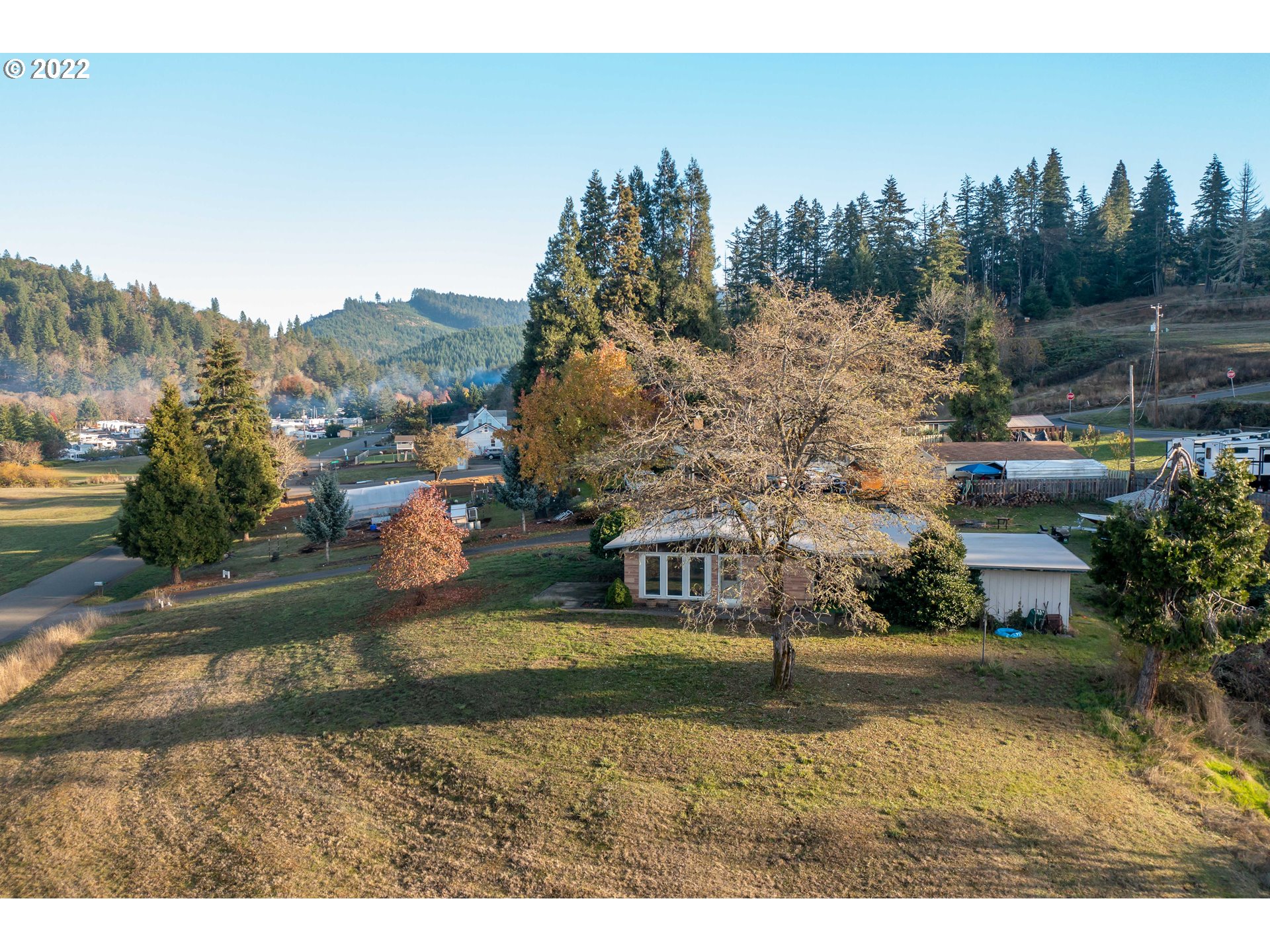 643 South State Street Sutherlin, OR 97479 - Photo 31 of 32 a view of a town with mountains in the background