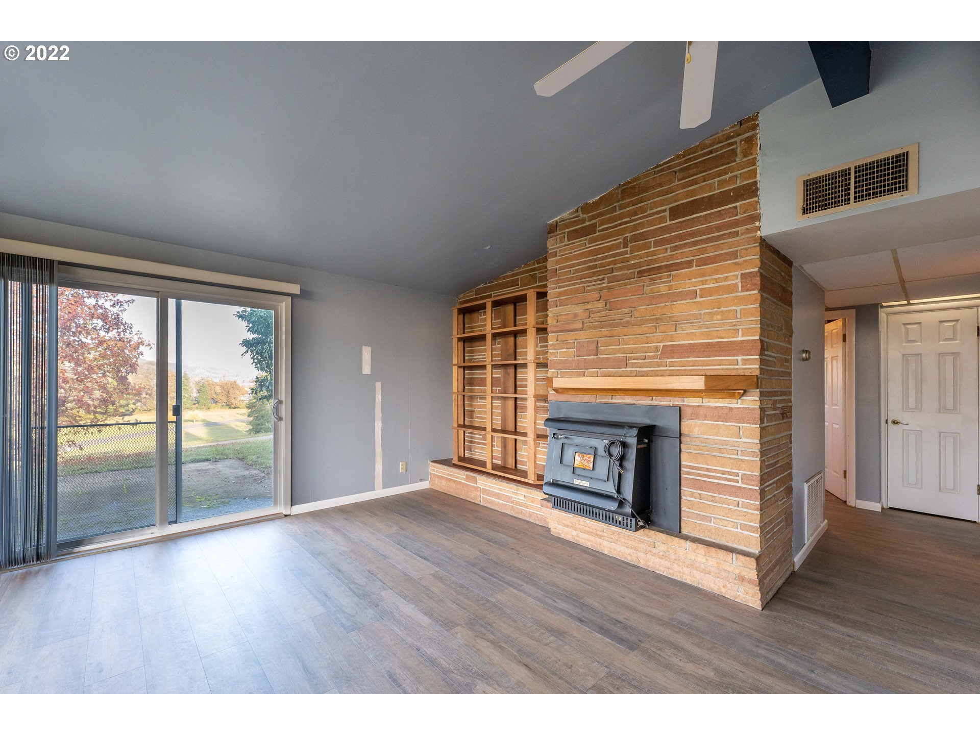 643 South State Street Sutherlin, OR 97479 - Photo 7 of 32 a view of an empty room with wooden floor and a window