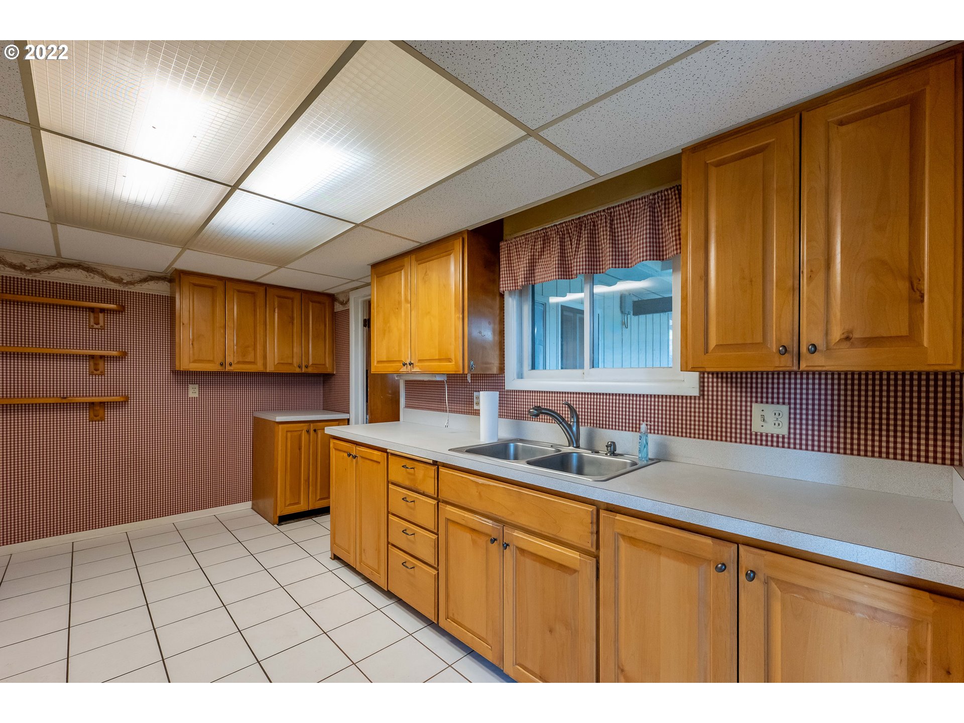 643 South State Street Sutherlin, OR 97479 - Photo 8 of 32 a kitchen with sink a window and cabinets