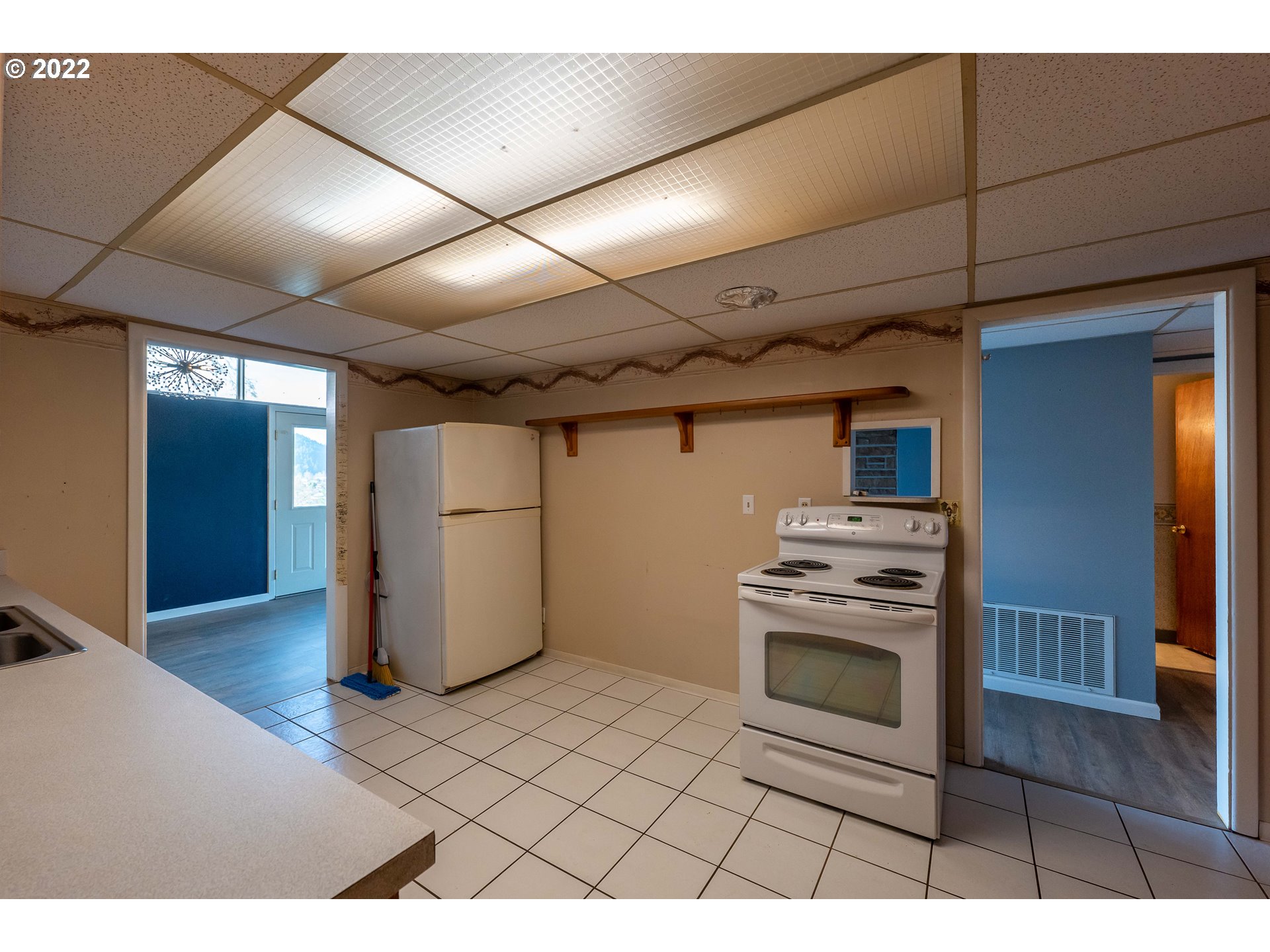 643 South State Street Sutherlin, OR 97479 - Photo 10 of 32 a kitchen with a stove and a refrigerator