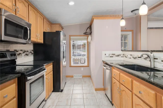 $325,000 | 3 Blackbird Court, Tiverton, RI 02878