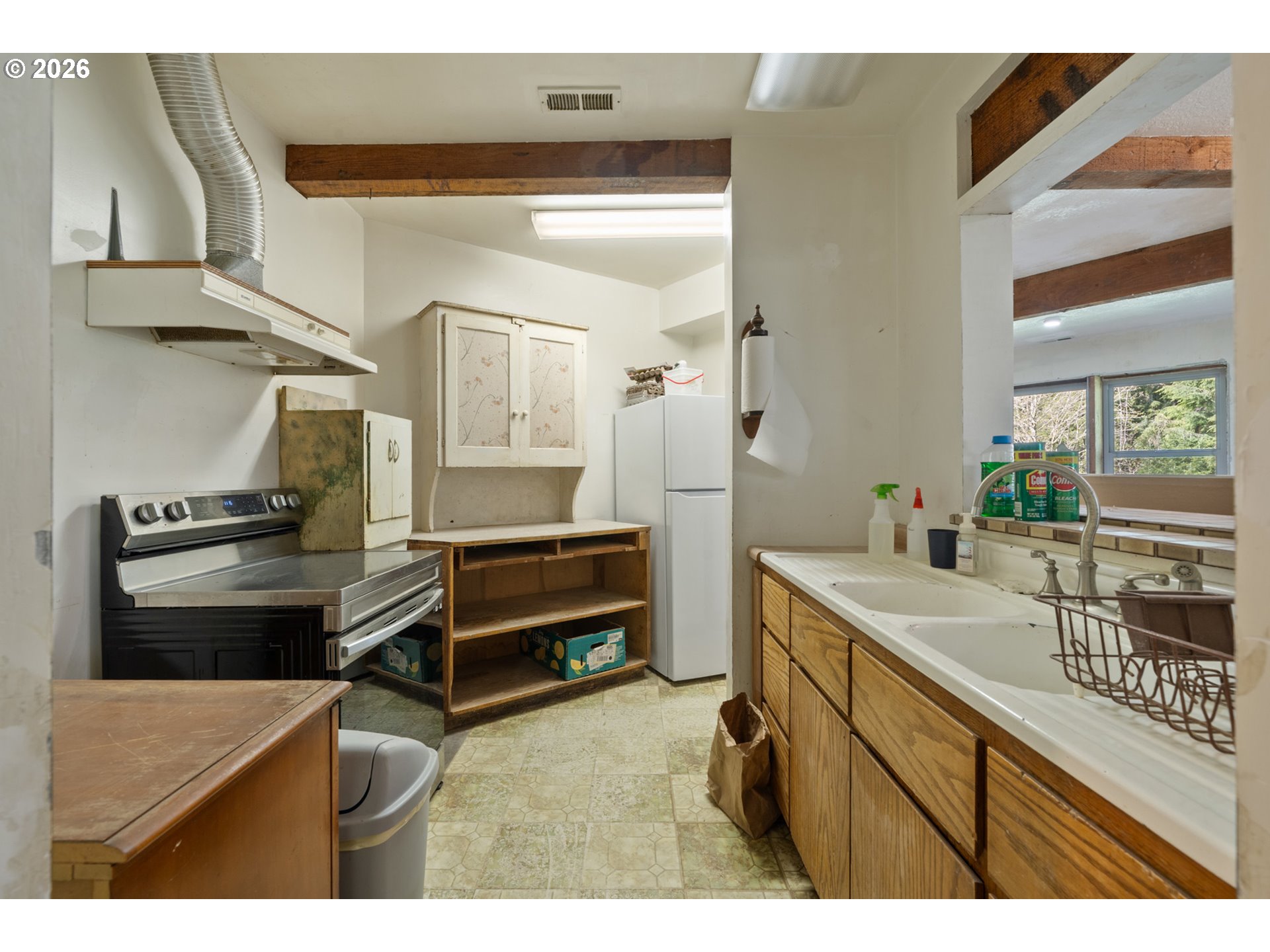 2500 Whiskey Creek Road Tillamook, OR 97141 - Photo 38 of 46 a kitchen with a refrigerator and a stove