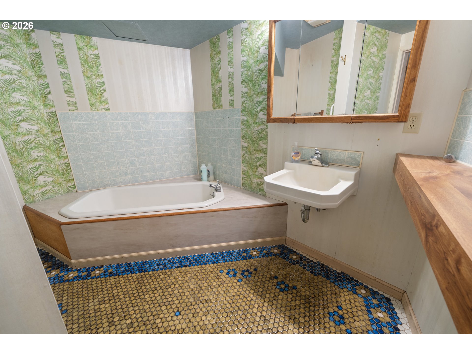 2500 Whiskey Creek Road Tillamook, OR 97141 - Photo 41 of 46 a bathroom with a sink and a bathtub