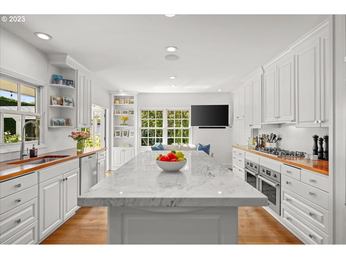7470 Southwest Westgate Way Portland, OR 97225 - Photo 14 of 41 a kitchen with lots of counter top space