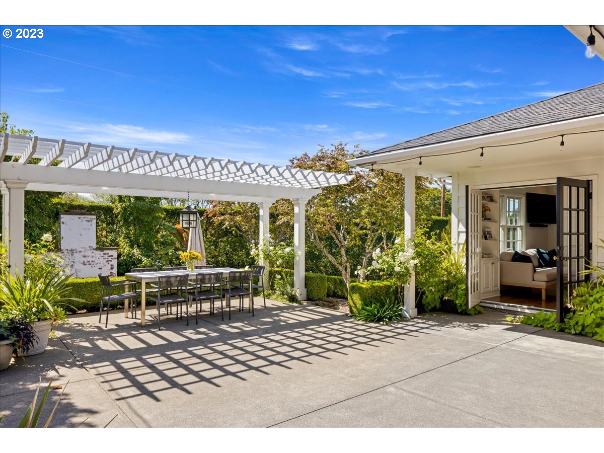 7470 Southwest Westgate Way Portland, OR 97225 - Photo 21 of 41 a view of a chairs and table in a patio