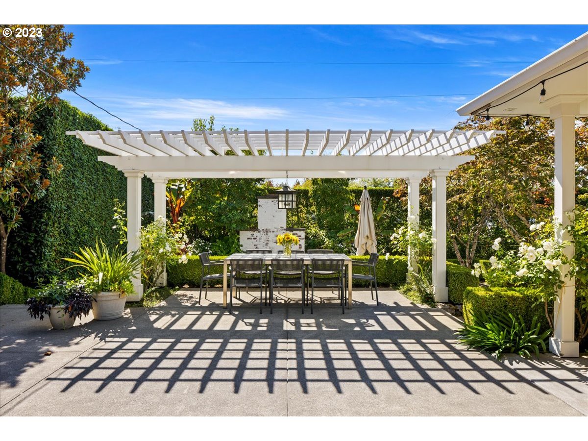 7470 Southwest Westgate Way Portland, OR 97225 - Photo 22 of 41 a view of a chairs and table in a patio