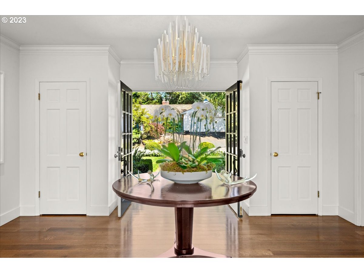 7470 Southwest Westgate Way Portland, OR 97225 - Photo 5 of 41 a room with furniture and a potted plant