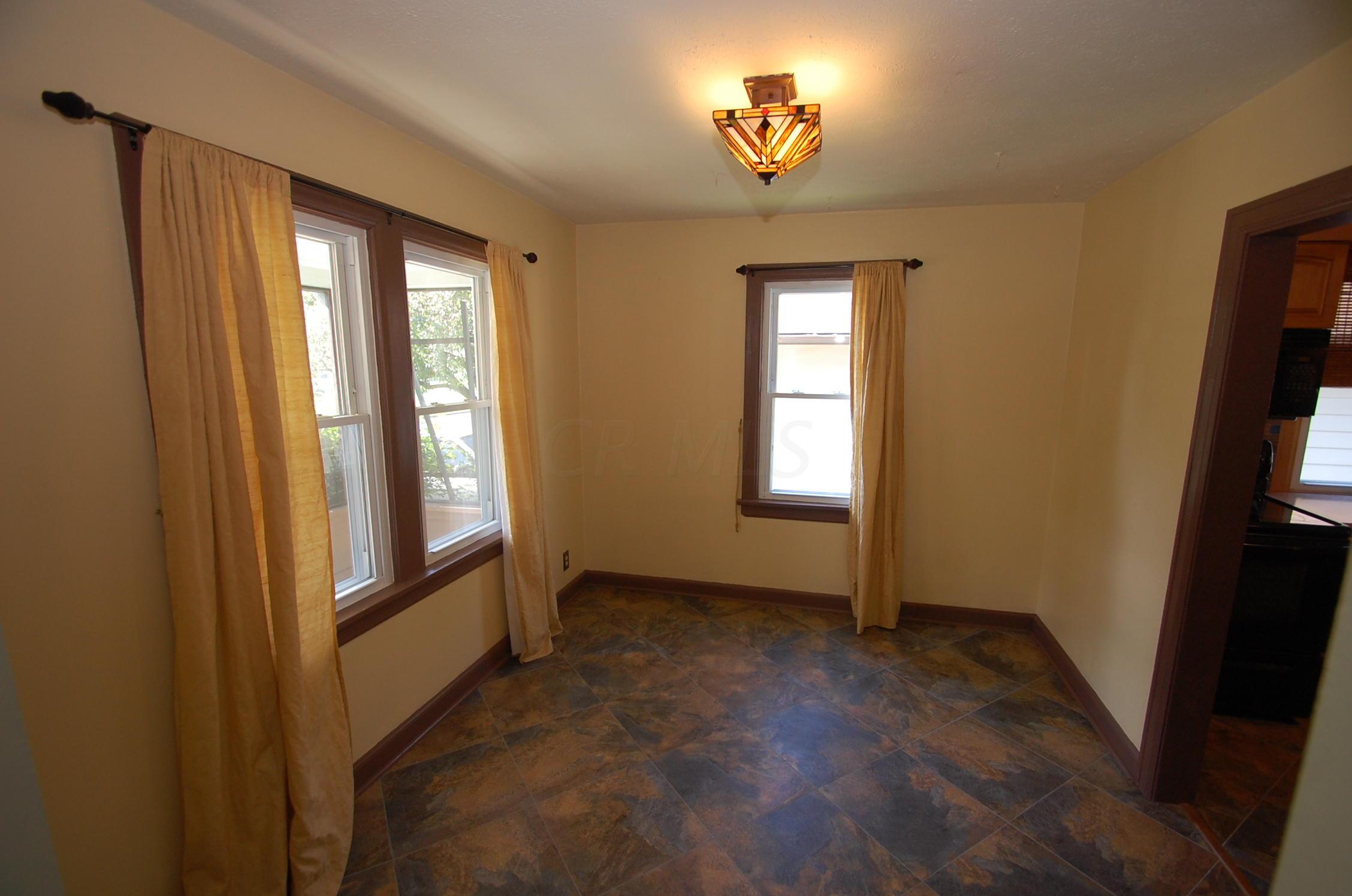 581 South Hampton Road Columbus, OH 43213 - Photo 6 of 19