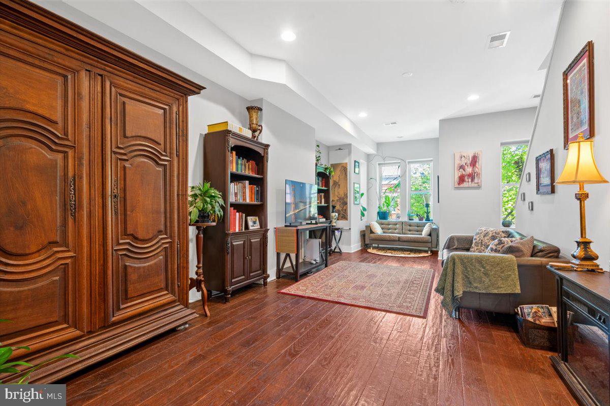 16 R Street Northwest, Unit 2 Washington, DC 20001 - Photo 2 of 32