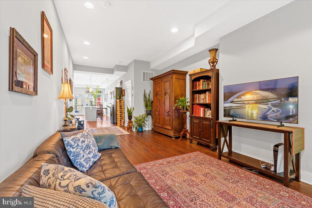 16 R Street Northwest, Unit 2 Washington, DC 20001 - Photo 5 of 32