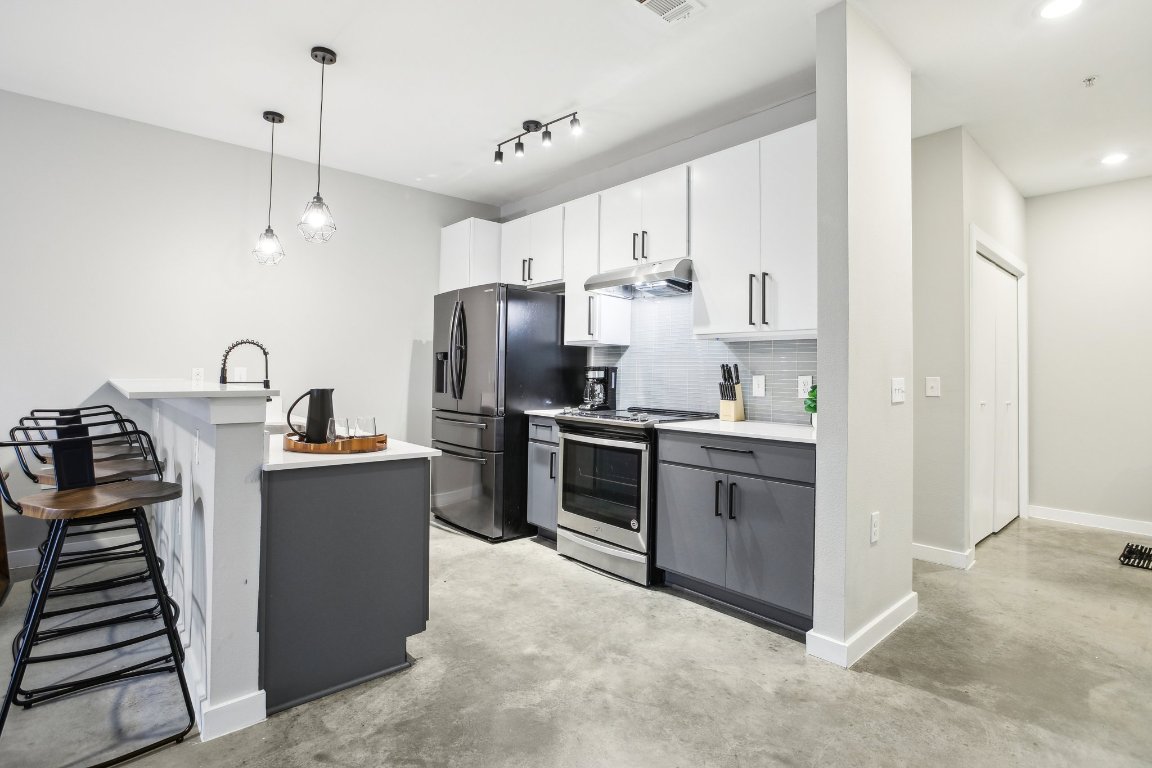 2505 Thornton Road, Unit 1107 Austin, TX 78704 - Photo 8 of 32 a kitchen with appliances a sink and a refrigerator