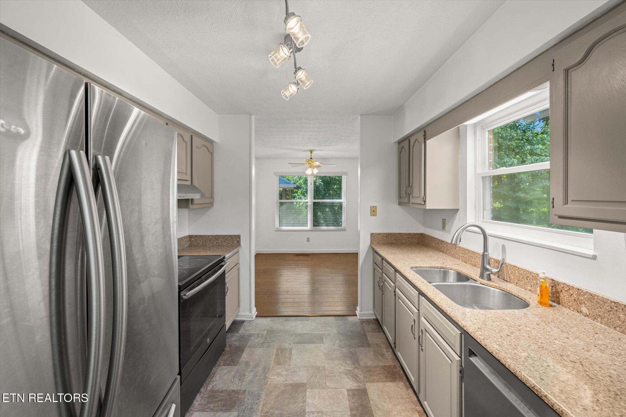 103 Chester Lane Oak Ridge, TN 37830 - Photo 3 of 28 15-103-Chester-Ln-Oak-Ridge-TN-15