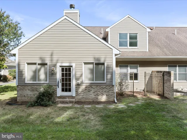 a view of a house with backyard
