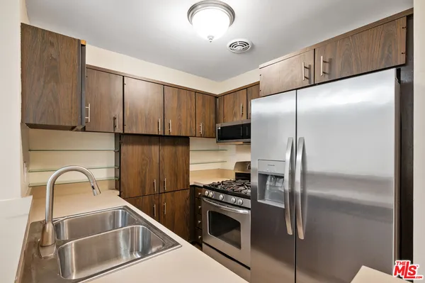 $575,000 | 6605 Green Valley Circle, Unit 109, Culver City, CA 90230