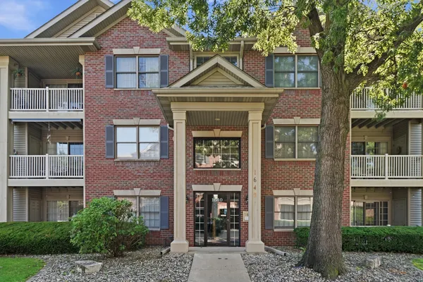 $305,000 | 1640 White Oak Circle, Unit 2B, Munster, IN 46321
