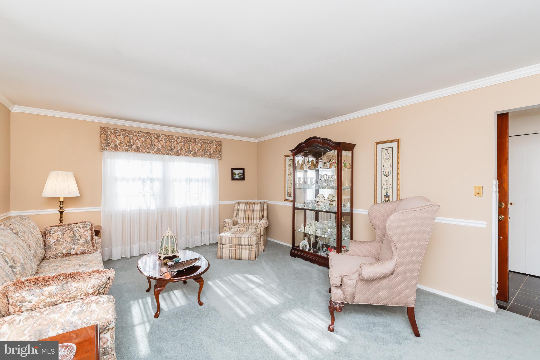 8633 Delegge Road Baltimore, MD 21237 - Photo 17 of 58 Living Room