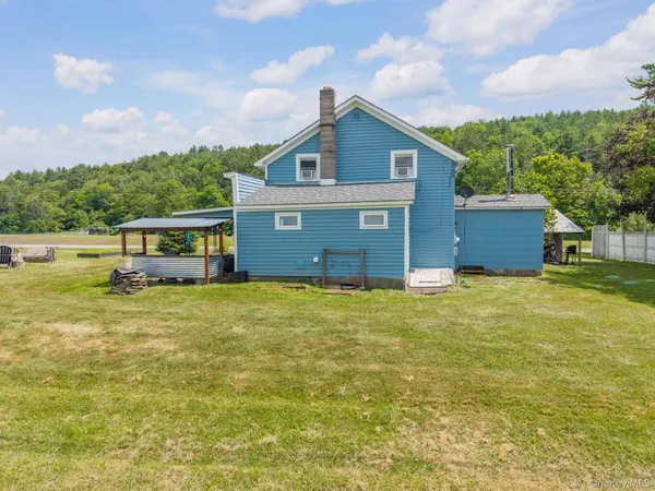 a view of a house with backyard and garden
