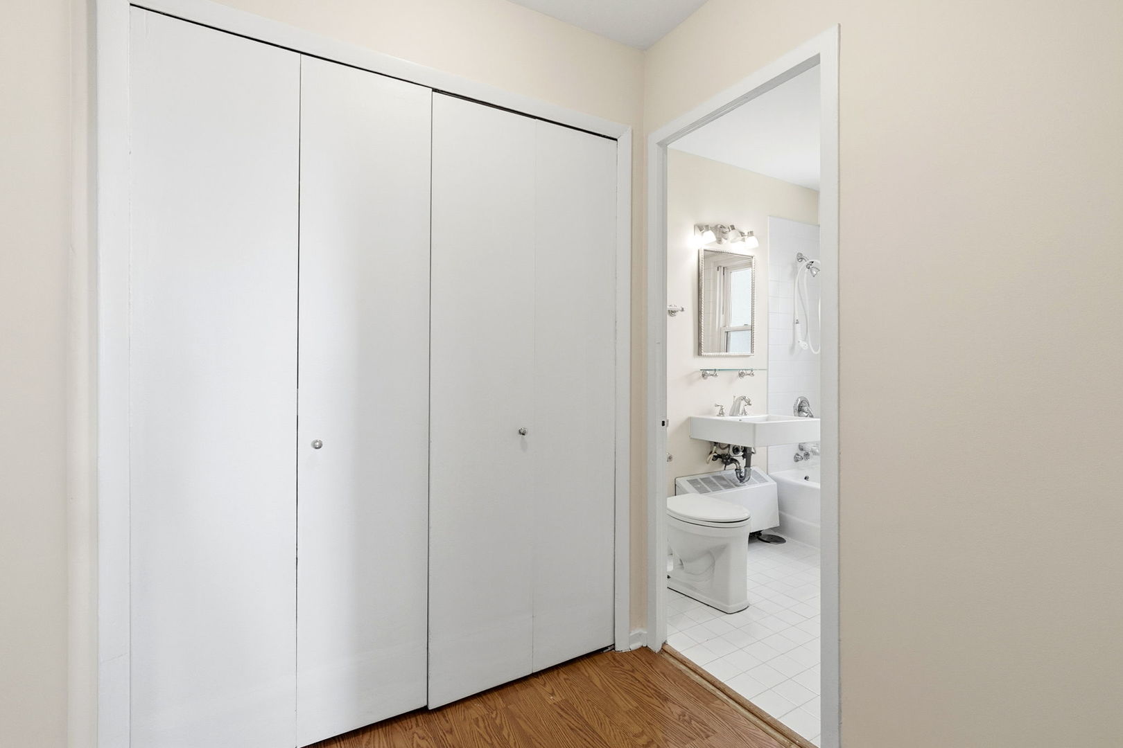 2909 North Sheridan Road, Unit 802 Chicago, IL 60657 - Photo 12 of 22 a bathroom with a shower and toilet