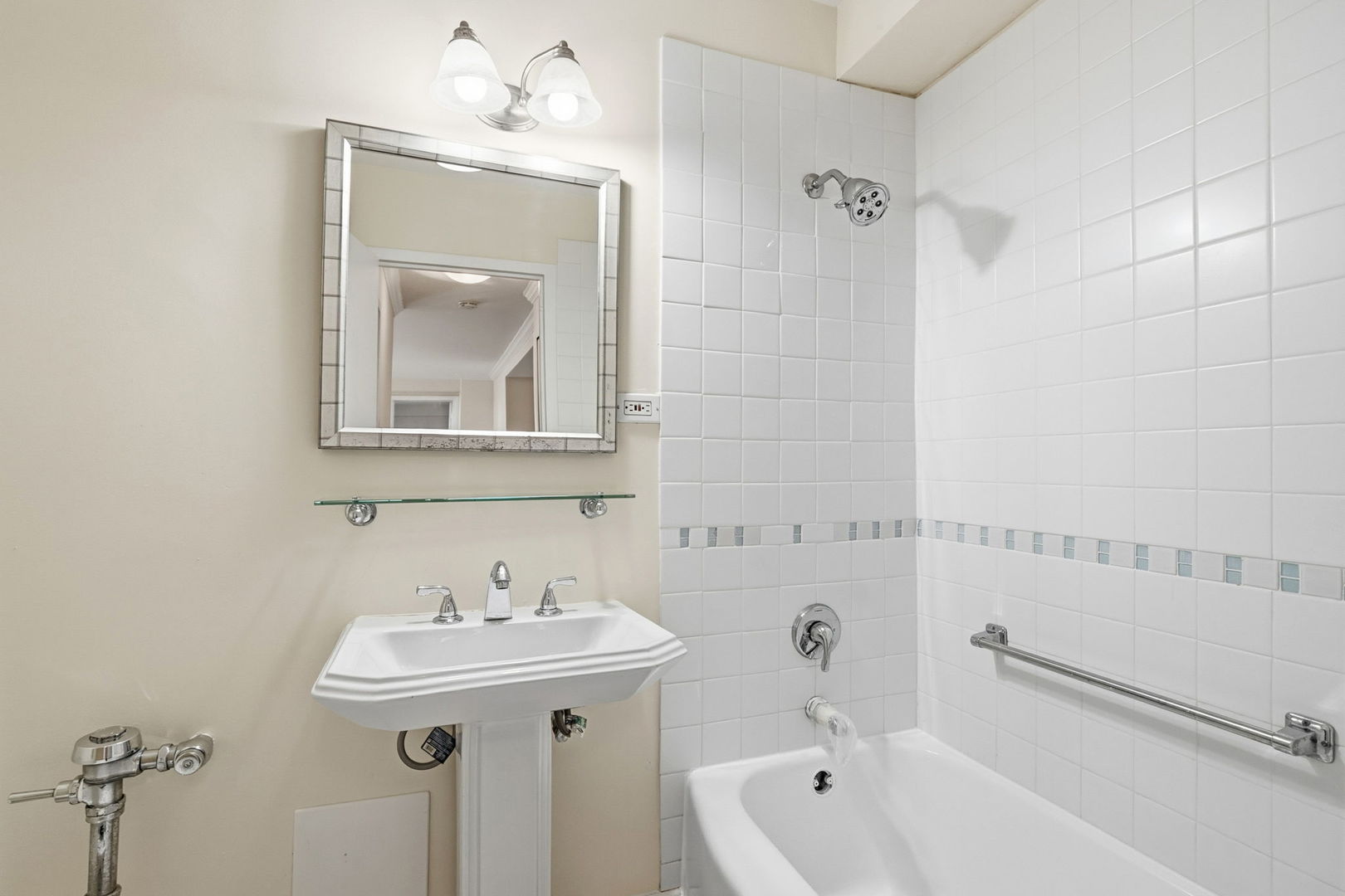 2909 North Sheridan Road, Unit 802 Chicago, IL 60657 - Photo 18 of 22 a bathroom with a sink a mirror and a bathtub