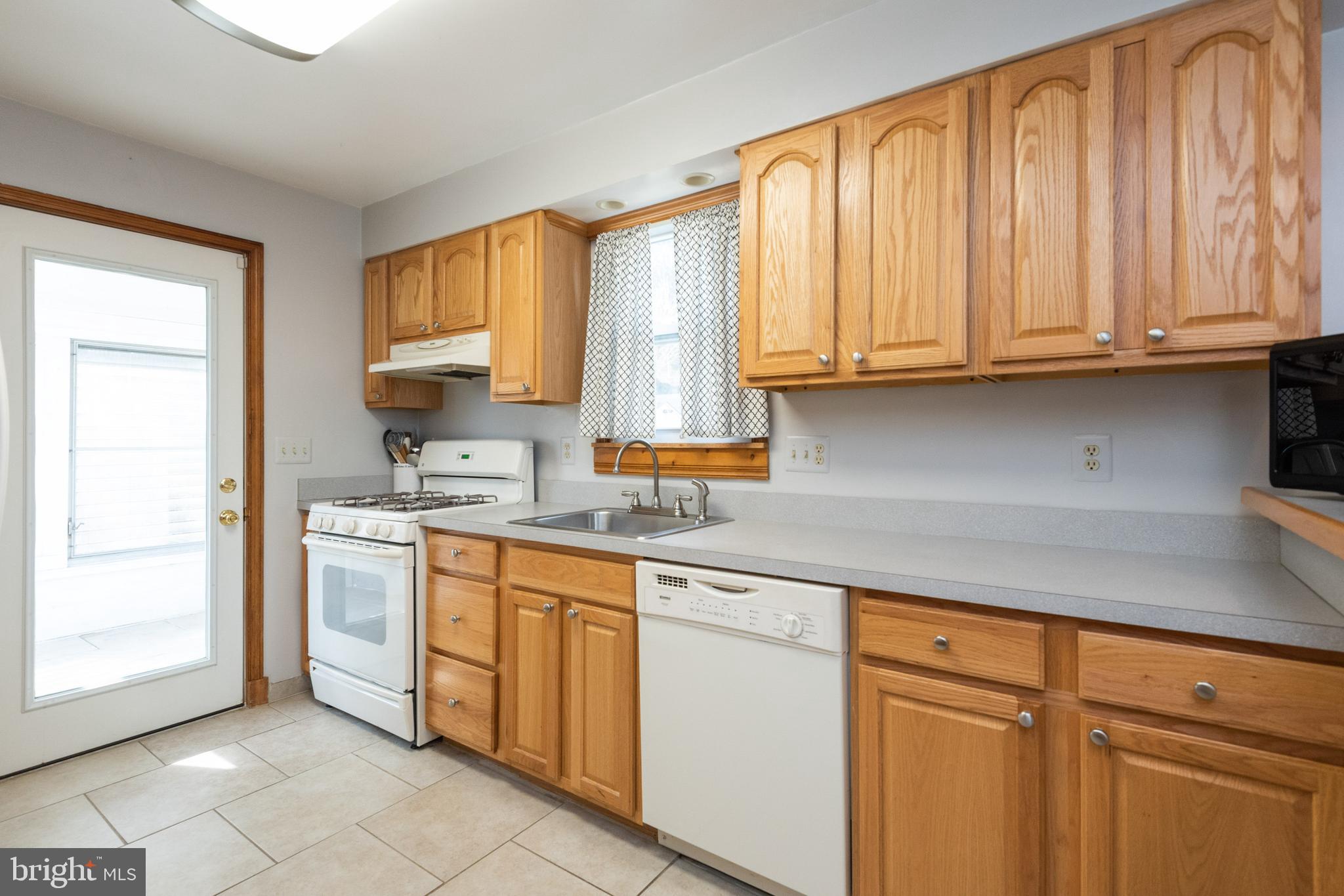 5554 Oakland Road Halethorpe, MD 21227 - Photo 11 of 42
