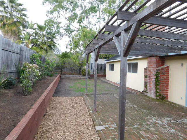 a view of a house with backyard and garden