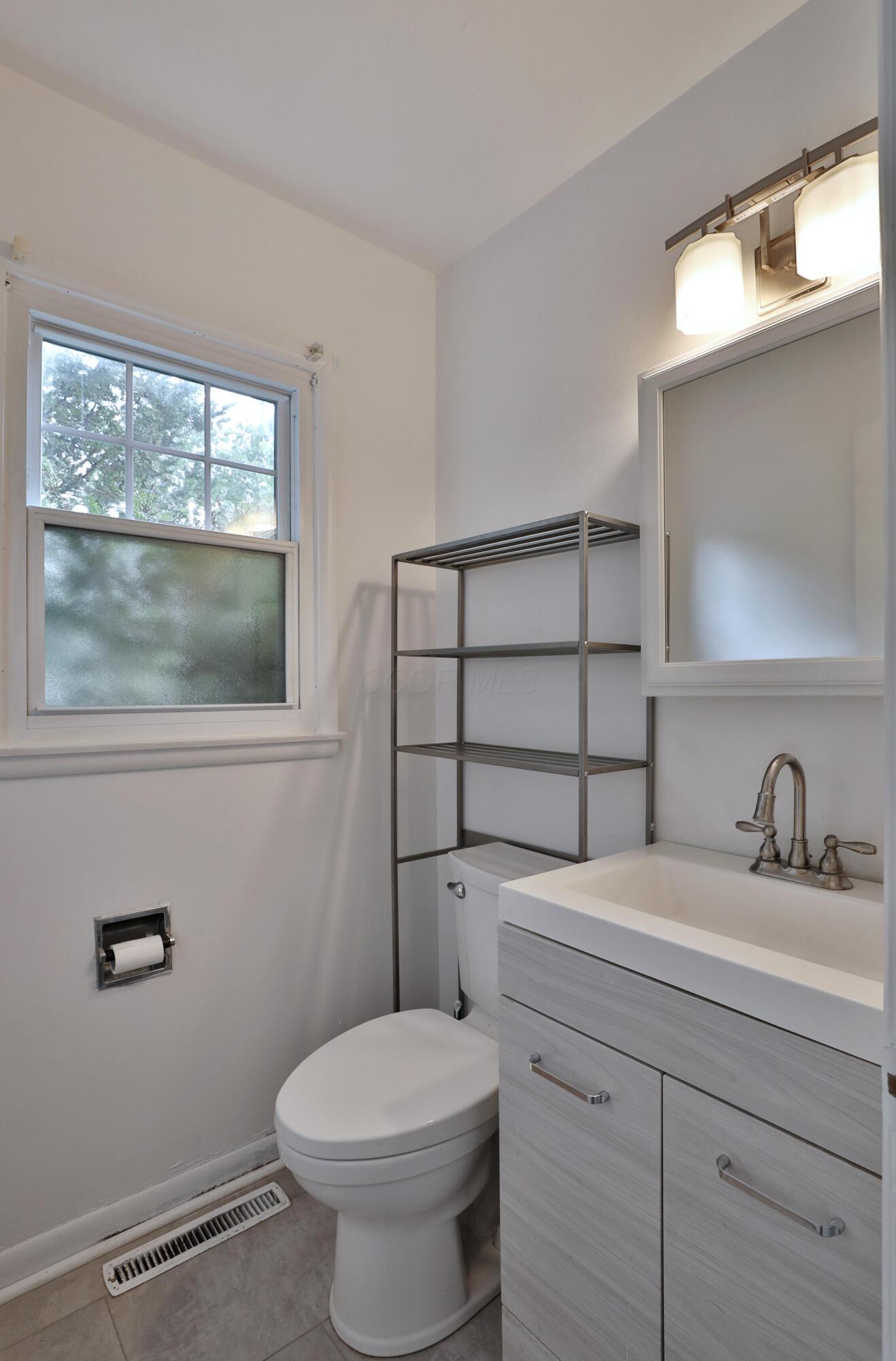 435 North Murray Hill Road Columbus, OH 43228 - Photo 12 of 33
