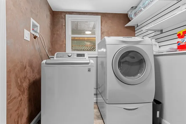 a view of livingroom with furniture