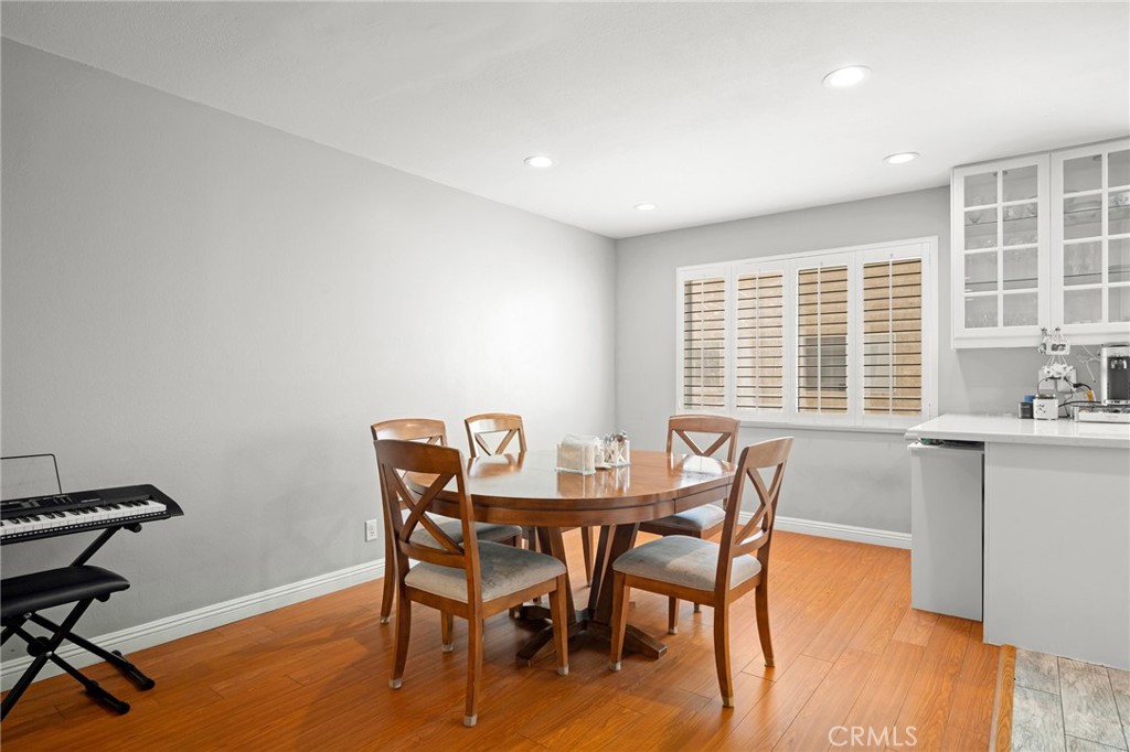 9759 Vía Roma Burbank, CA 91504 - Photo 6 of 45 Gallery Image 6