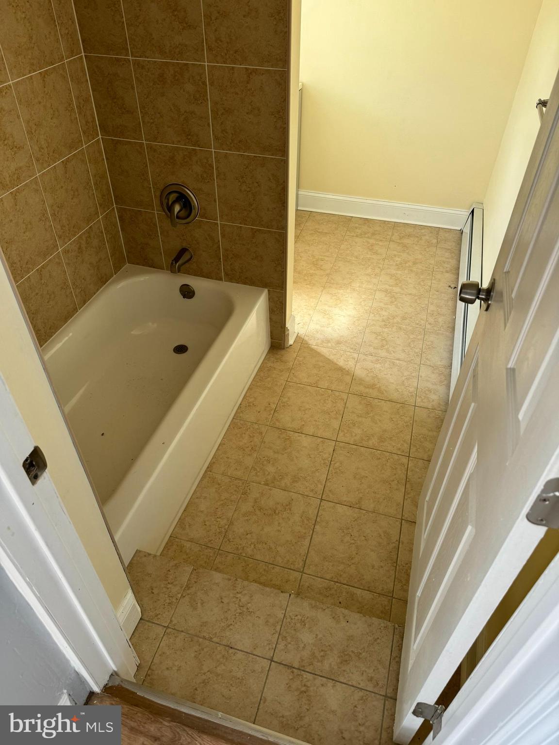 509 Laurel Street Beverly, NJ 08010 - Photo 33 of 47 a bathroom with a bathtub and shower