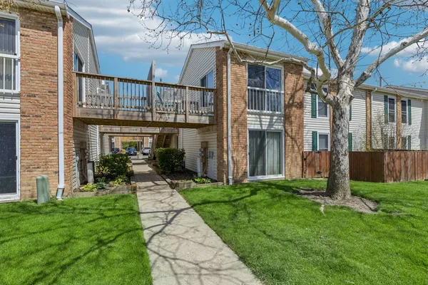 $220,000 | 1981 Kenilworth Circle, Unit G, Hoffman Estates, IL 60169