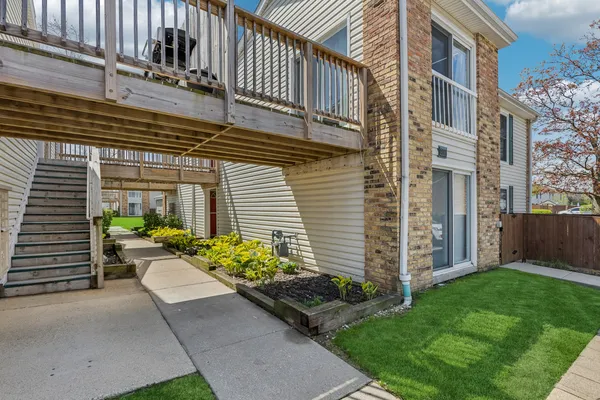 $220,000 | 1981 Kenilworth Circle, Unit G, Hoffman Estates, IL 60169