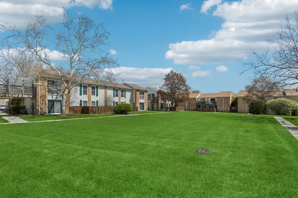 $220,000 | 1981 Kenilworth Circle, Unit G, Hoffman Estates, IL 60169