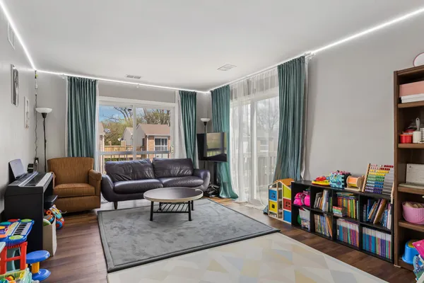 $220,000 | 1981 Kenilworth Circle, Unit G, Hoffman Estates, IL 60169