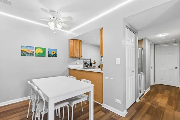 $220,000 | 1981 Kenilworth Circle, Unit G, Hoffman Estates, IL 60169