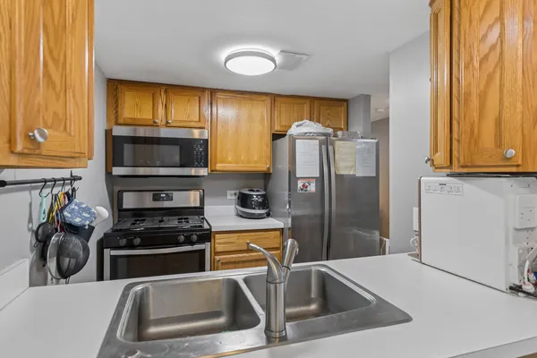 $220,000 | 1981 Kenilworth Circle, Unit G, Hoffman Estates, IL 60169
