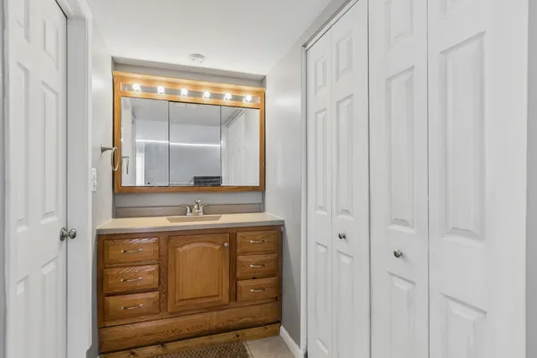 $220,000 | 1981 Kenilworth Circle, Unit G, Hoffman Estates, IL 60169