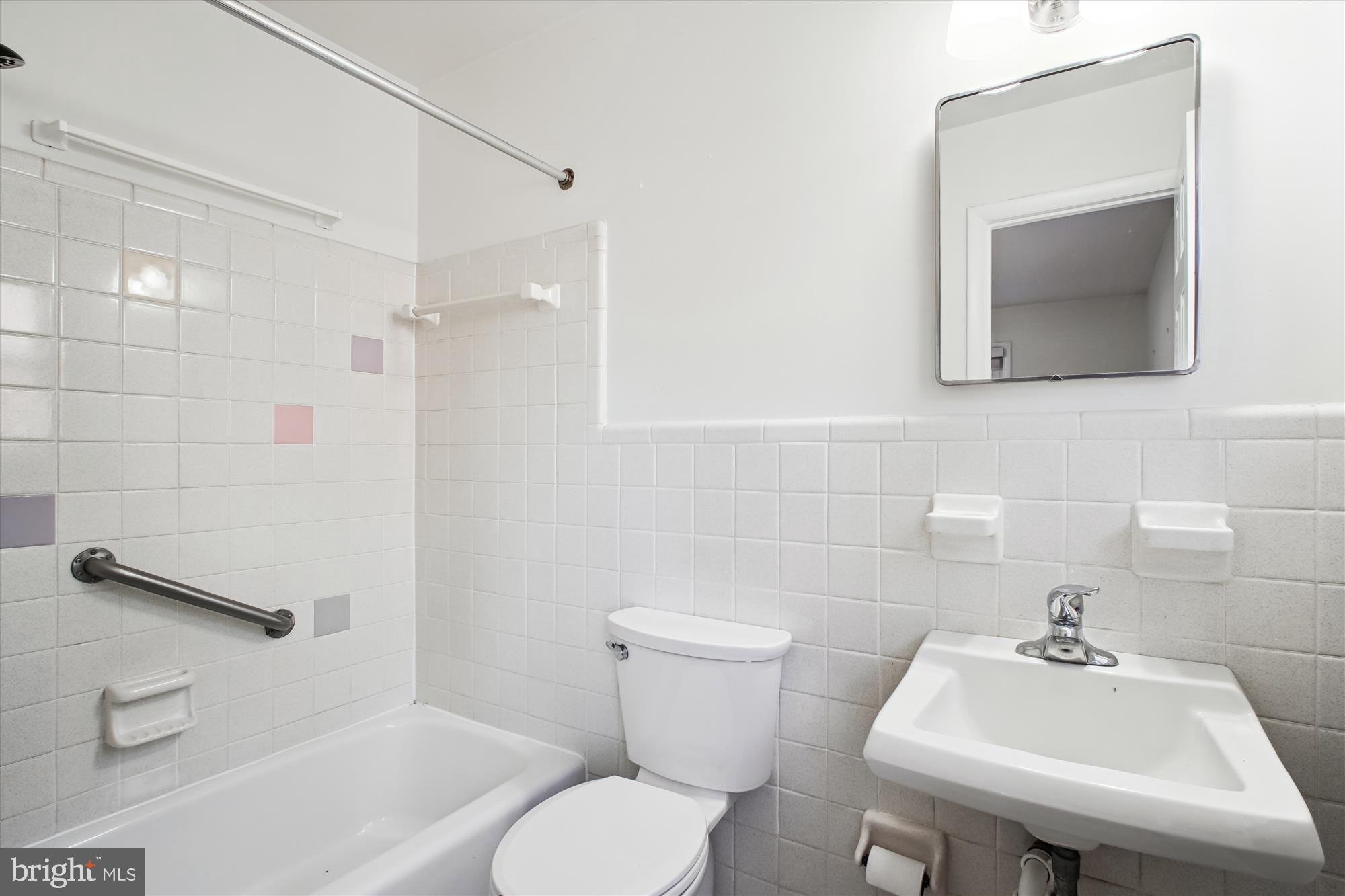 10607 Judicial Drive Fairfax, VA 22030 - Photo 37 of 60 a bathroom with a sink mirror toilet and a bathtub