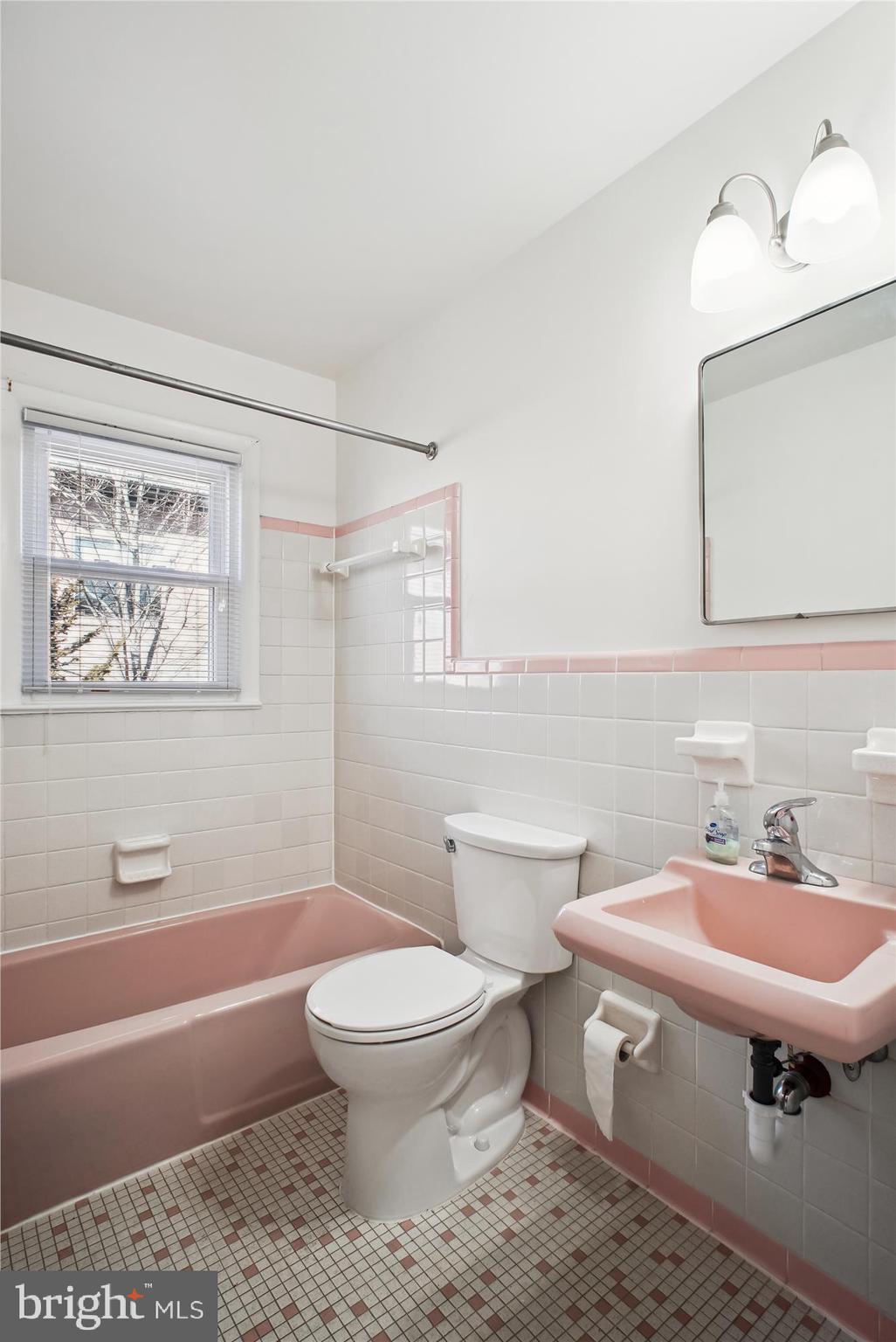 10607 Judicial Drive Fairfax, VA 22030 - Photo 42 of 60 a bathroom with a sink toilet and a bathtub
