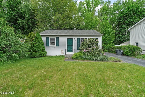 $199,900 | 5 Mary Hadge Drive, Colonie, NY 12309