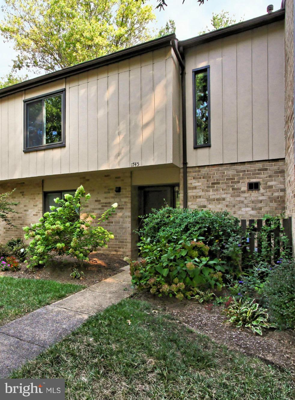 1745 Ivy Oak Square Reston, VA 20190 - Photo 2 of 30 Very Large Townhome Condo in Shady Neighborhood