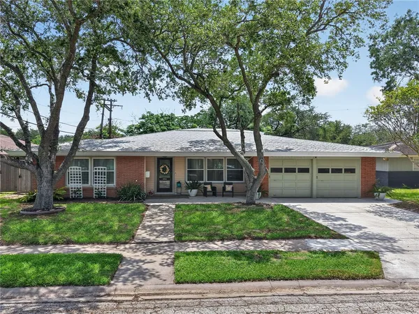 $3,195 | 609 Peerman Place, Corpus Christi, TX 78411