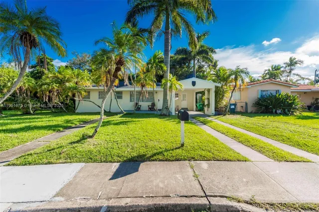 a view of a backyard