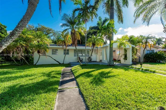 a view of a backyard with palm trees