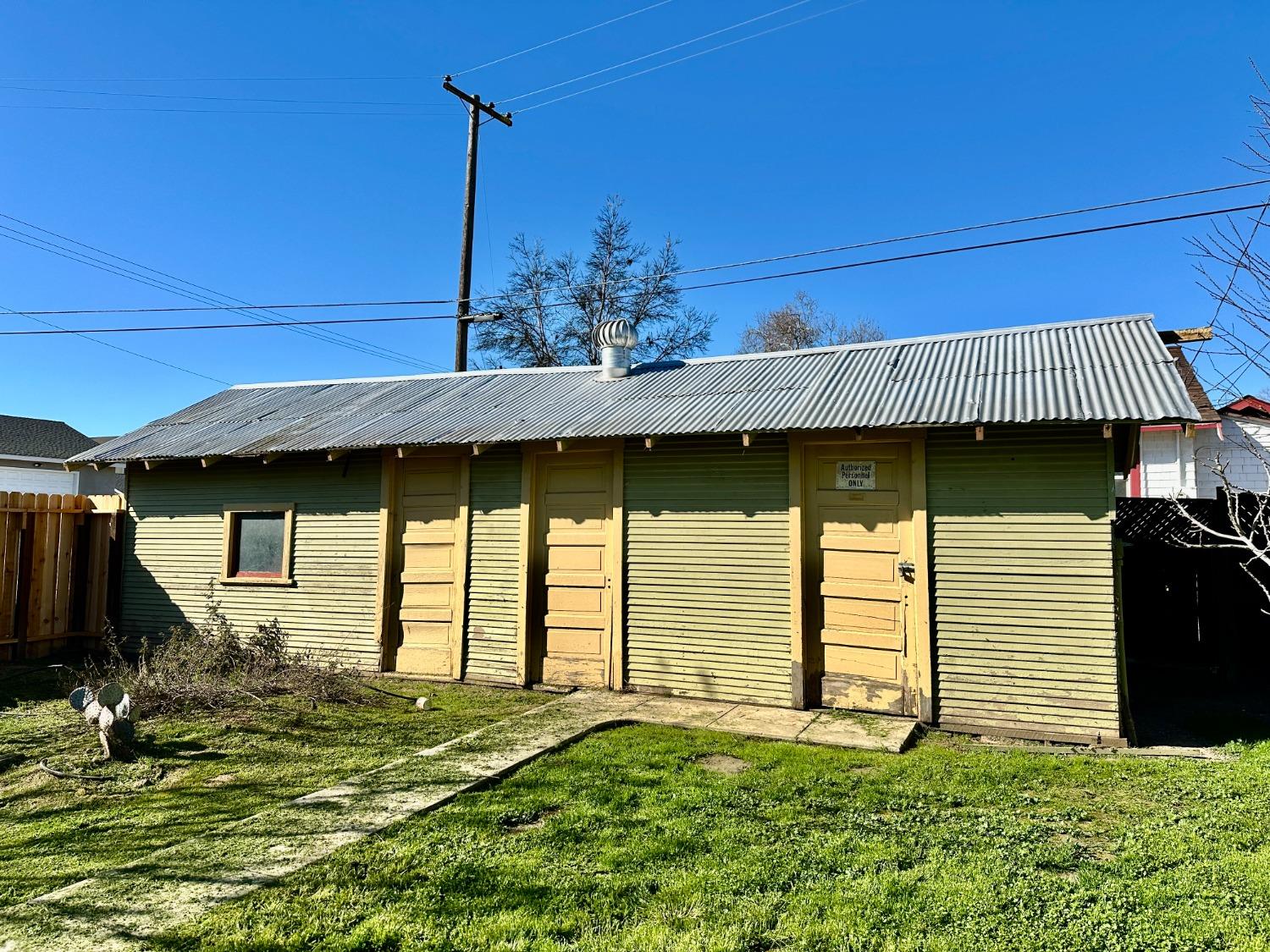 1059 Q Street Newman, CA 95360 - Photo 26 of 29 a front view of a house with a yard