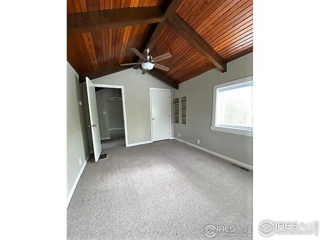 a view of a livingroom with a garage